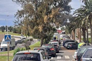 Aparatosa caída de un ciclista en Melenara (Telde)/TA.